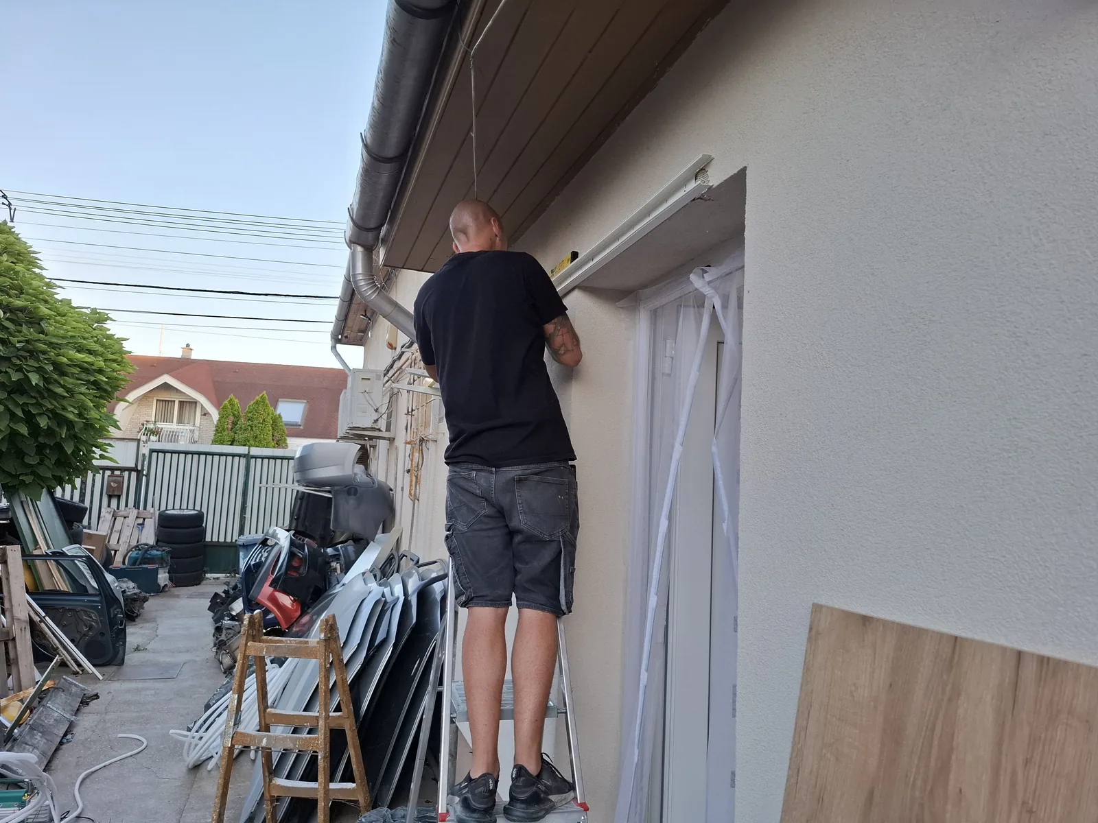 Kültéri szerelés létráról, vízmértékkel